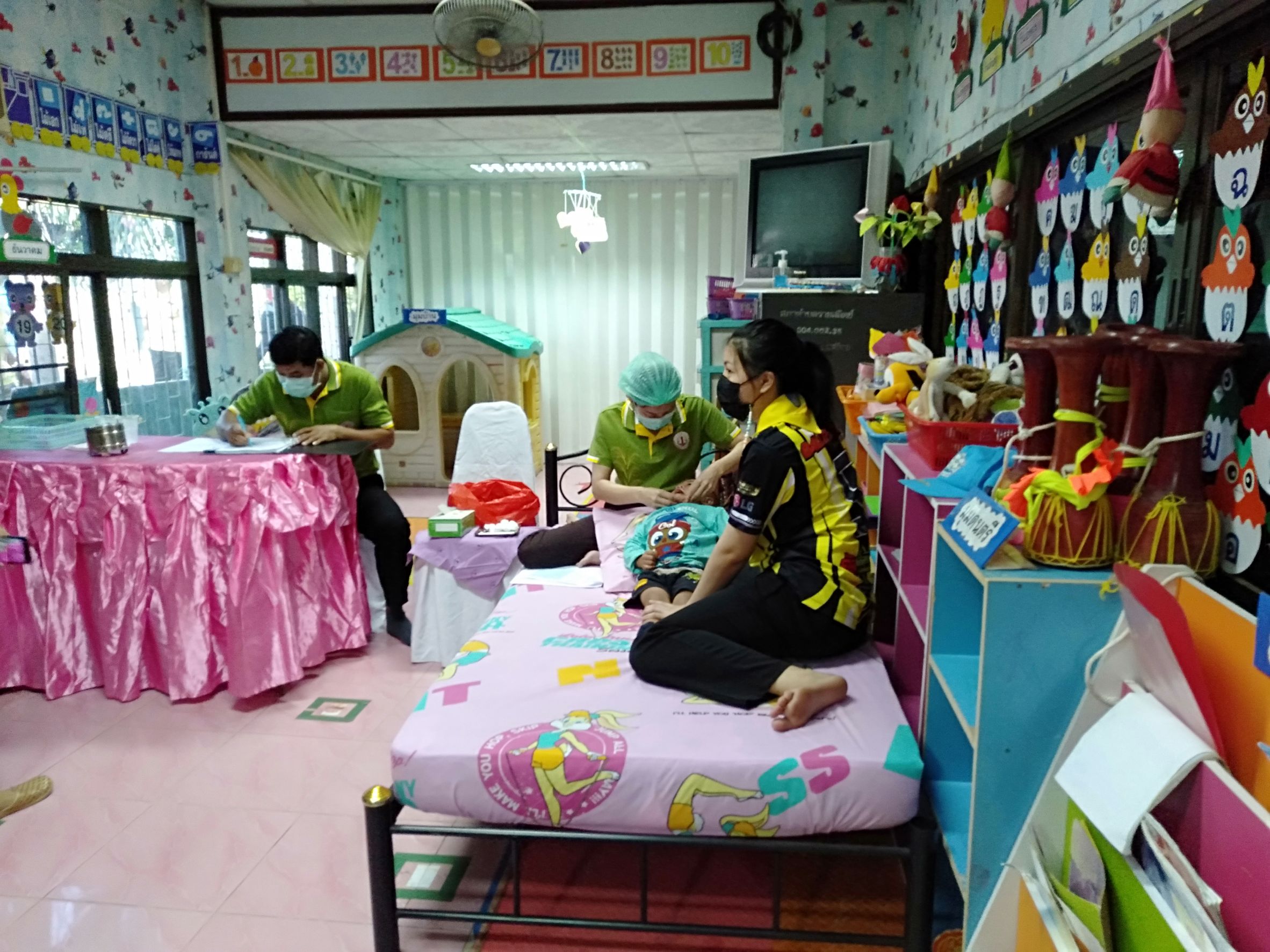 วันที่ 25 พฤศจิกายน 2563 โรงพยาบาลไชโย ดำเนินการให้บริการตรวจฟัน ทาฟลูออไรด์ให้กับเด็กในศูนย์พัฒนาเด็กเล็กอบต.ราชสถิตย์